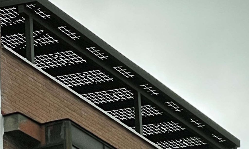 pergola solar en terraza con techo inclinado