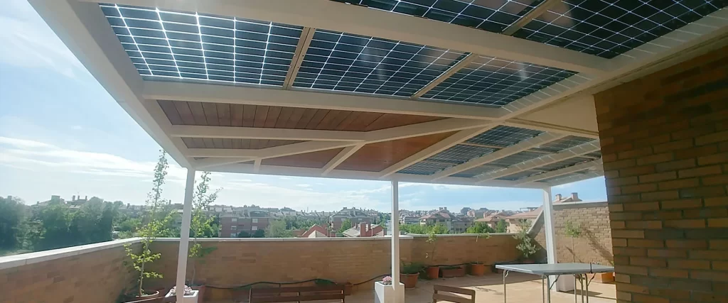 pérgola fotovoltaica con paneles solares